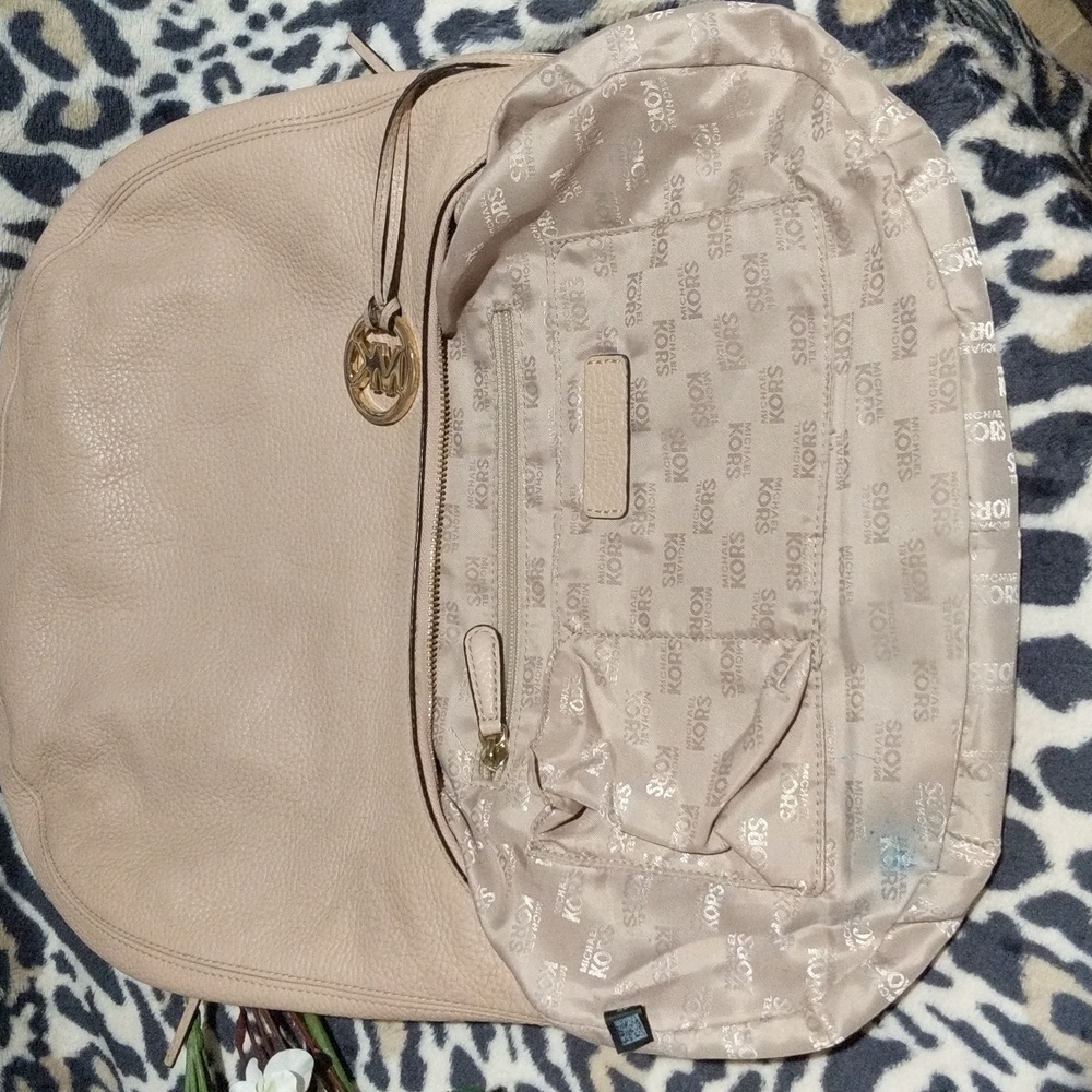 Michael Kors Rhea medium messenger handbag - Picture 12 of 16